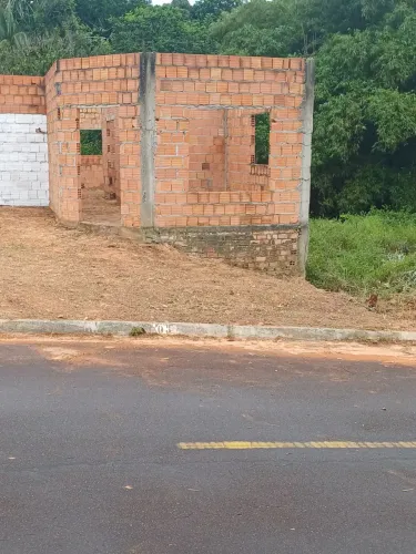 Vendo uma construção de uma casa