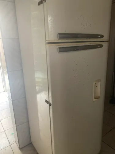 Vendo geladeira só gela em cima
