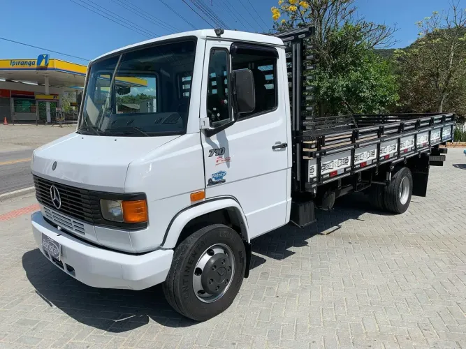 CAMINHÃO MB 710 PLUS
