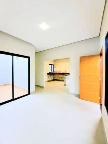CASA À VENDA COM 3 QTS SENDO 2 SUÍTES, CLOSET, COPA-COZINHA, LAVANDERIA, 2 VAGAS - JD. COL