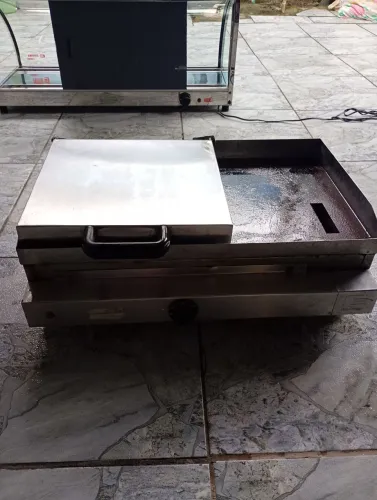 vendo chapa de lanche 220w C/prensa e uma estufa de salgados 220w de 6 bandejas