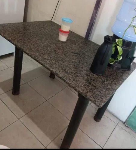 Vende se mesa de marmore sem cadeiras