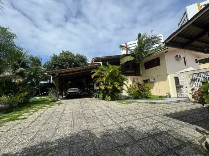 ALUGA-SE CASA AMPLA PARA FINS RESIDENCIAIS OU COMERCIAIS