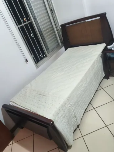 Cama de solteiro em madeira com colchão