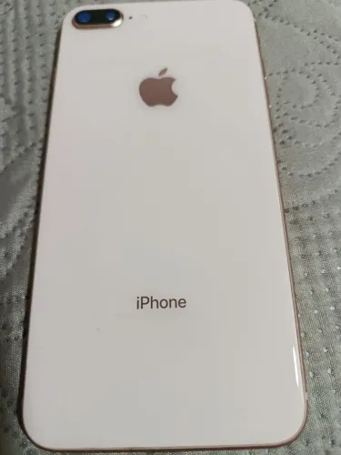Celular ifone 8 plus .
