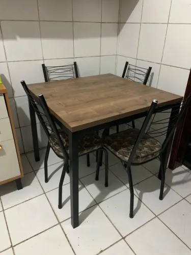 VENDO MESA COM 4 CADEIRAS - SEMINOVA!