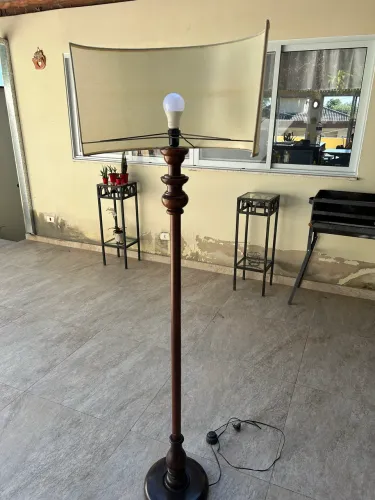 Abajur madeira antigo cúpula meia lua