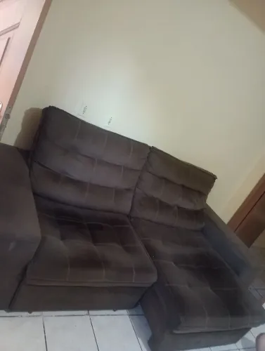 Sofa está usado, mas super conservado.