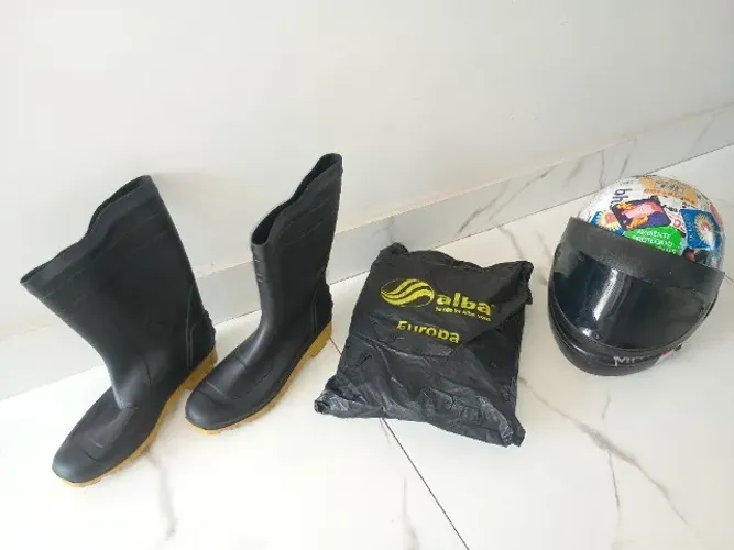Capacete+ capa + bota.