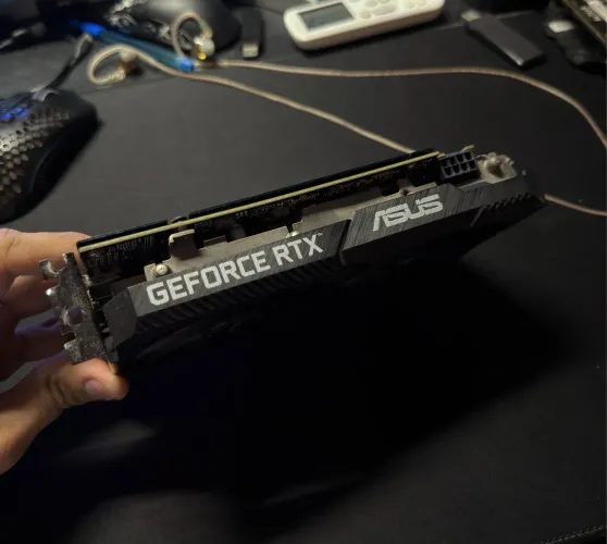 RTX 3060 Dual Asus - 12GB de VRAM.