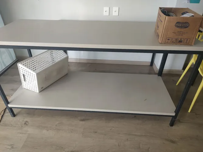 Mesa com suporte