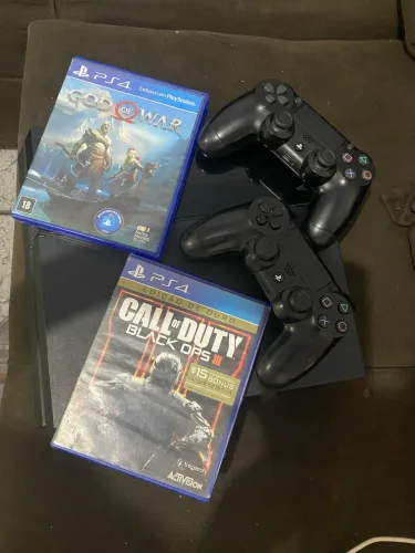PS4 FAT, com 2 controles e dois jogos - R$1.100,00