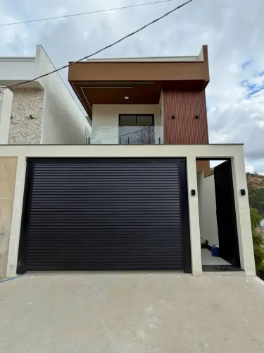 CASA TRIPLEX NO VALE DOS CRISTAIS
