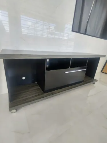 Rac para sala bacana e suporta TV de até 75"