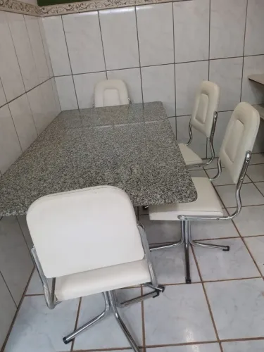 Mesa e cadeiras giratórias