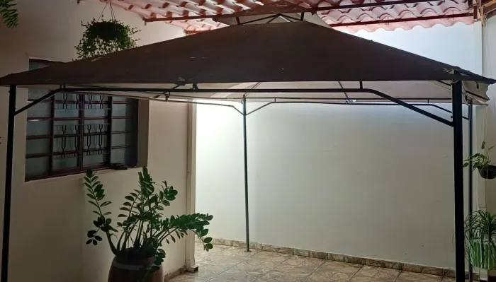 Tenda Gazebo com cortinas.