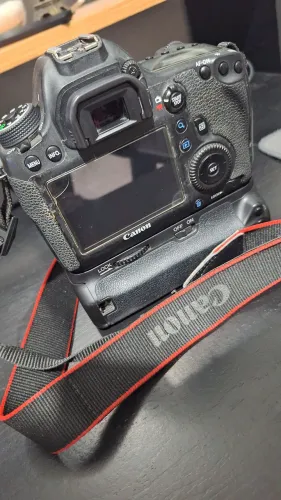 Canon 6D + grip + bateria + carregador + cartão