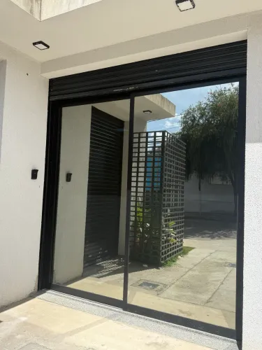 Porta de Vidro, já plotado com adesivo para proteção solar! Medidas: 3000x2950