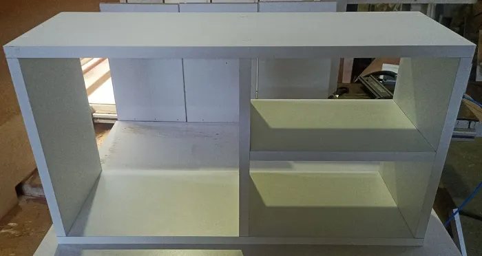 Nicho com divisórias para livros