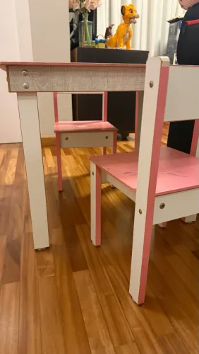 Conjunto de cadeira e mesa de madeira infantil