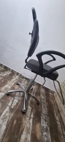 Cadeira para barbeiro, cabeleireiro, design de sobrancelhas e cílios.