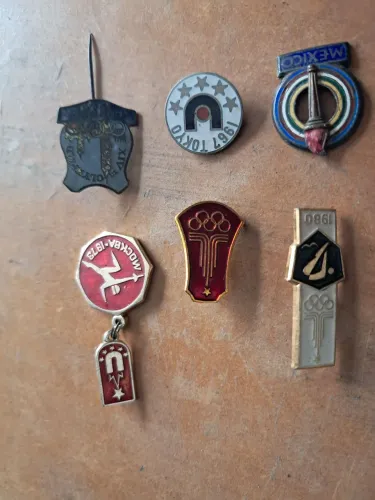 Lote de pins históricos