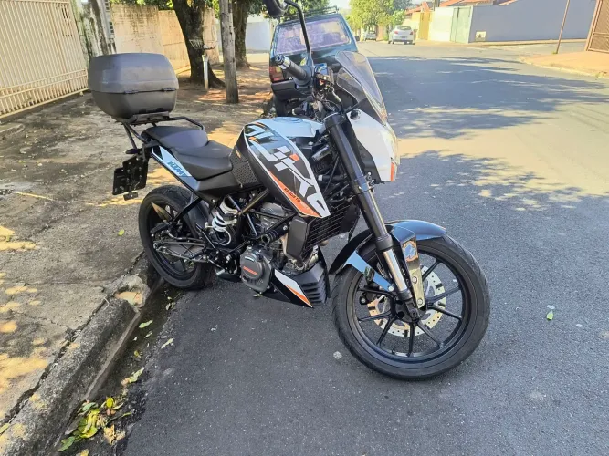 KTM DUKE 200 .