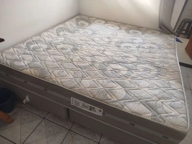 Vendo colchão KING SIZE (Danificado)