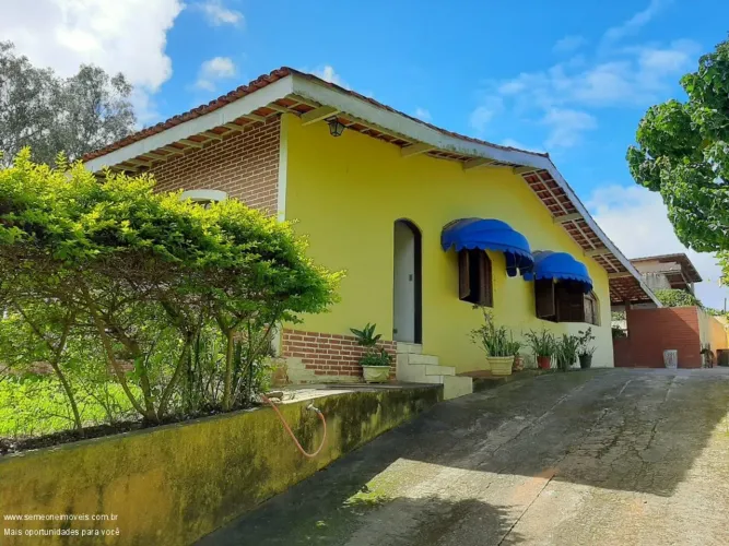 CHÁCARA FINANCIÁVEL EM ATIBAIA, COM CÔMODOS AMPLOS E ÁREA GOURMET