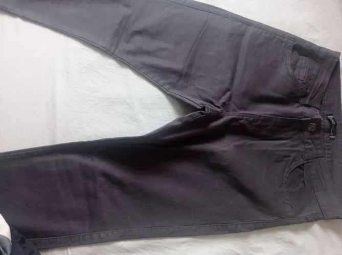 Três calças jeans