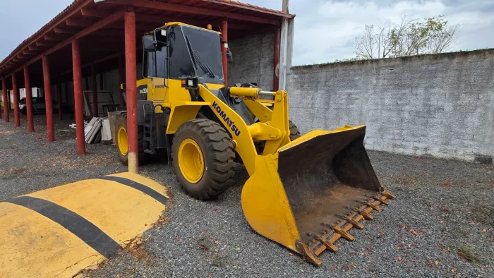 Komatsu WA 200 ano 2013 e 2019