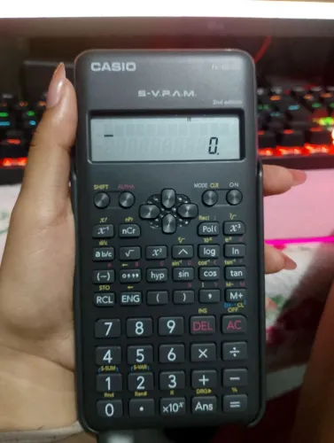 Calculadora científica Casio Fx-82ms 240 funções com capa preta.