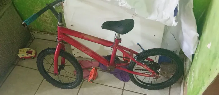 Vende se um baik aro 16.sou falta ageita os freios valor 120.reais fone 99851.4737
