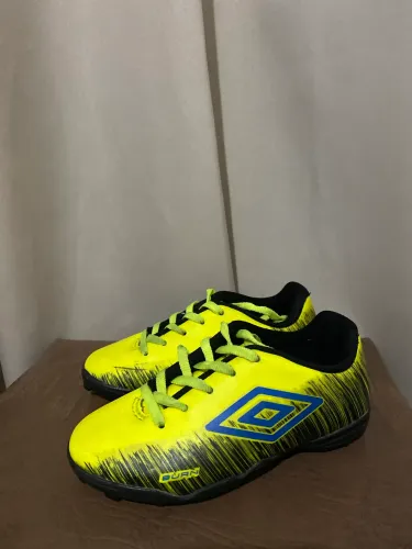 Chuteira Umbro Society infantil tamanho 28