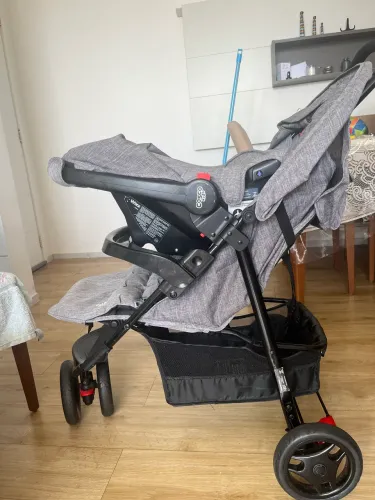 Carrinho de bebê e bebê conforto