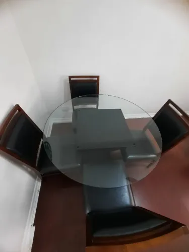 Mesa de jantar redonda com 4 cadeiras