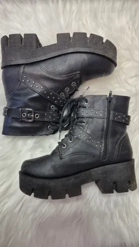 Bota coturno tratorado preto