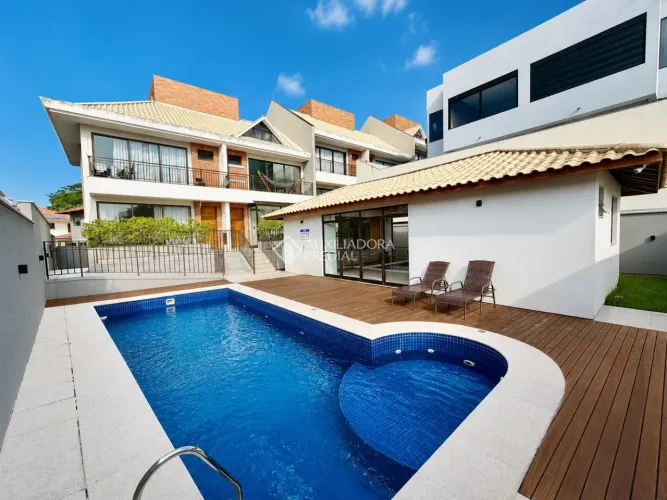 Casa em Condomínio Fechado na Lagoa da Conceição | 3 Suítes | Vista para o Mar