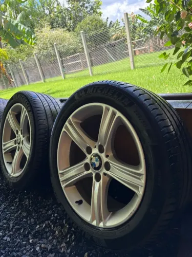 4 rodas originais BMW 320i, aro 17, cor prata. Pneus Michelin Primacy 4