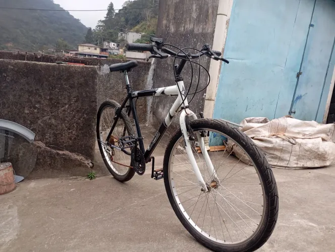 Vendo bicicleta ultra aro 26 semi nova pouco usada só está com alguns pontos de ferrugem.