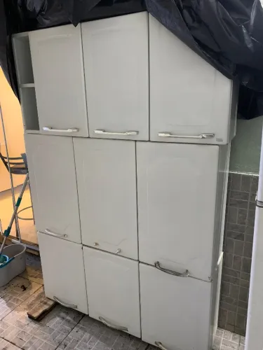 Vendo balcão De Ferro Itatiaia 02 portas e 03 armários com pequenos desgaste de uso