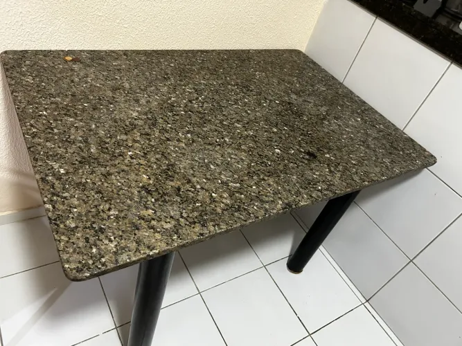 Mesa granito e base preta sem cadeiras