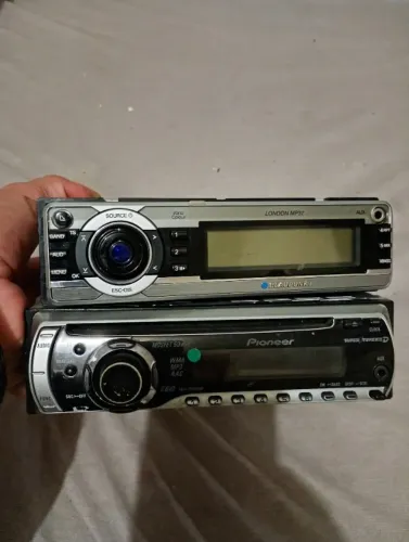 Dois rádio automotivo no estado 