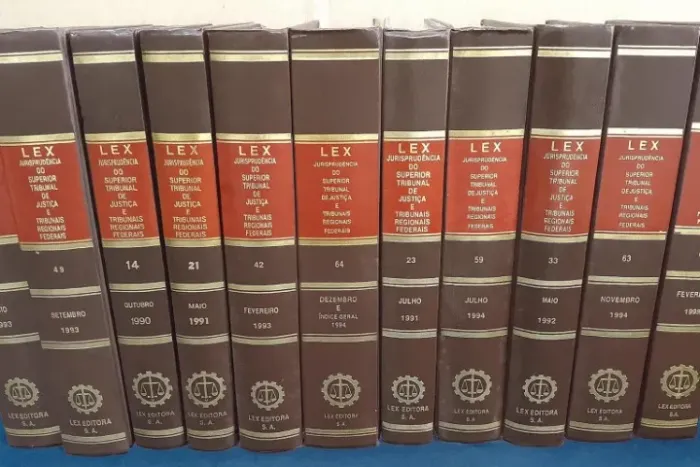 LOTE COM 20 LIVROS LEX CAPAS DURAS MARRONS E PRETOS 