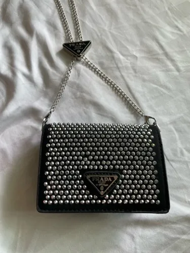 Bolsa prada mini preta com cristais