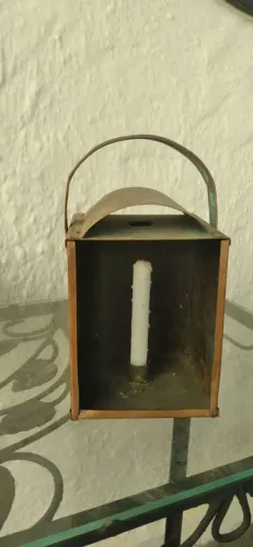 Lanterna de cobre antiga de uma vela