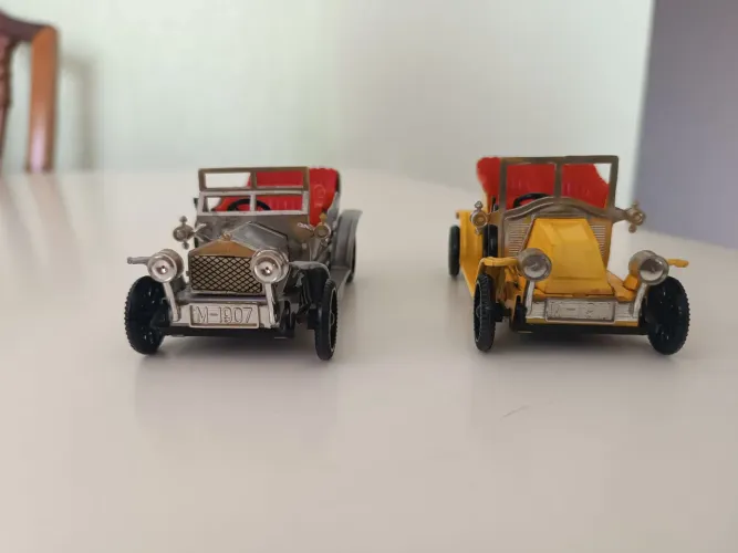 (BRINQUEDOS RAROS) - Dois calhambeques,  em lata, da Toys Nomura (TN), da década de 1960