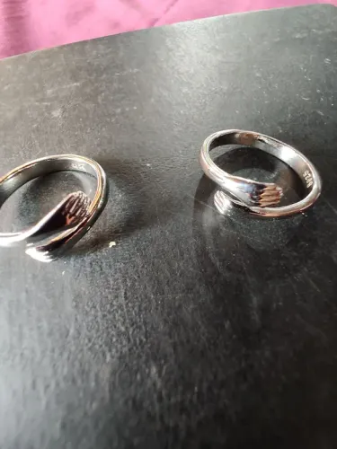 Par de Anéis de Prata com Design de Mãos Entrelaçadas