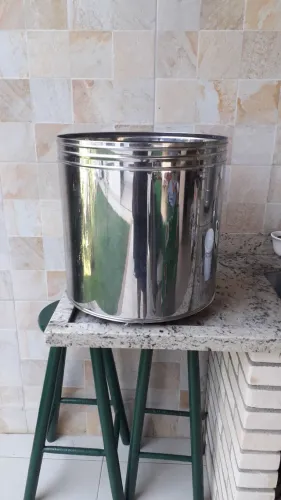 Dois vasos comerciais estilo Cachipô em inox