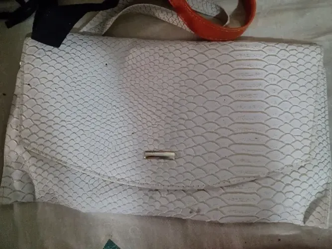 Bolsa marrom,  com alça regulável,  fechamento com ziper e velcro.  Nova.  Muito linda!  V